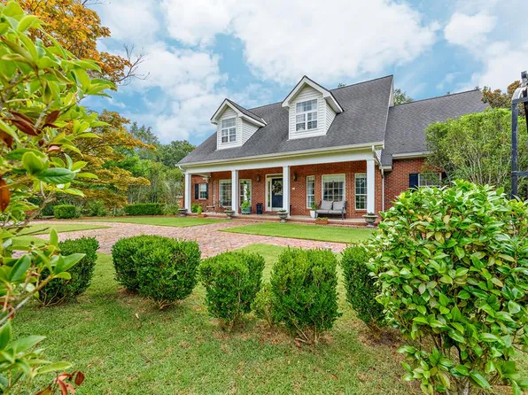 4 Woodmere Dr, Dothan, AL 36305