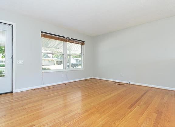 5th image of 915 Kingsbrook Ln