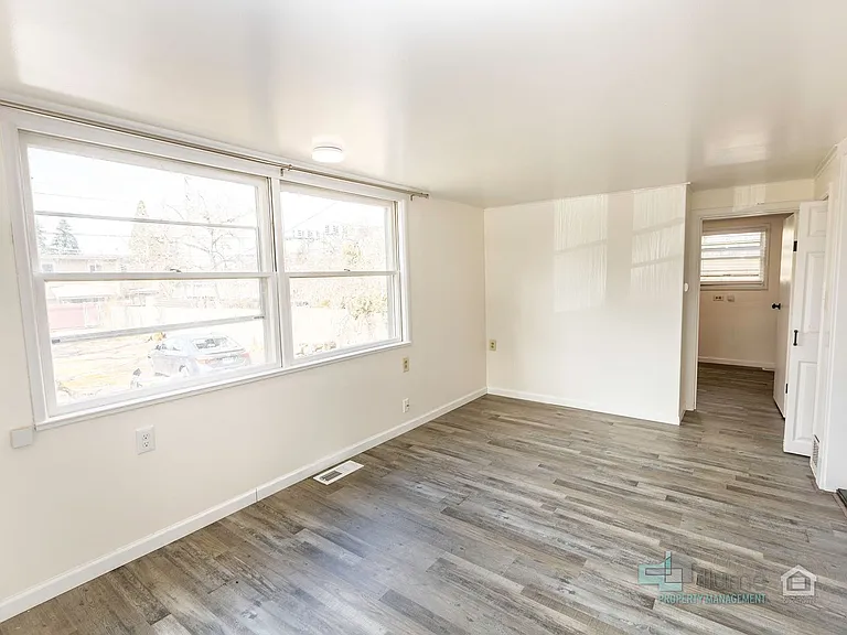 Charming Multi-Unit Living in Prime Northeast Salem Location — Photo 6