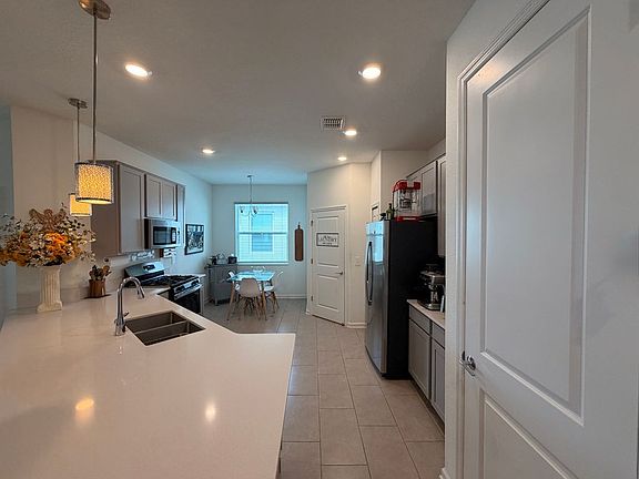 5th image of 9502 Revere Ave