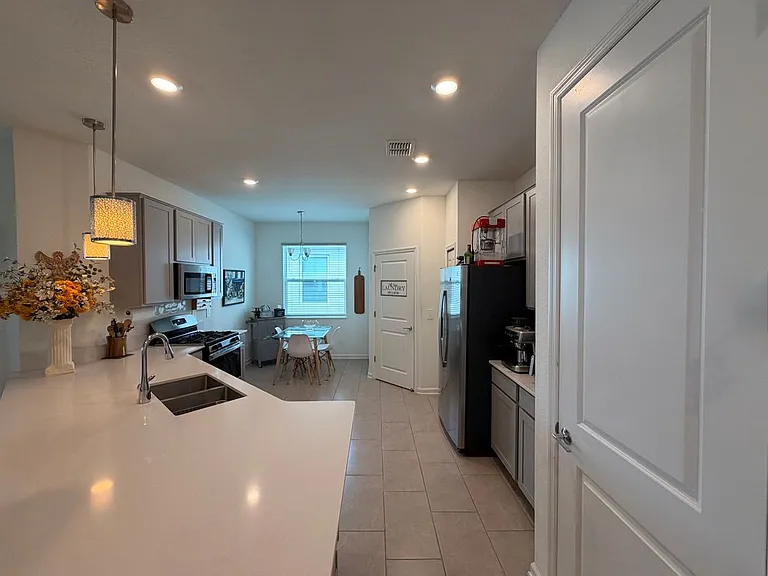 9502 Revere Ave — Photo 12