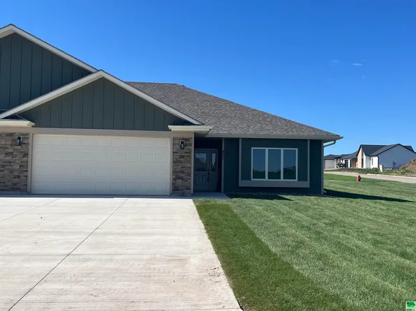 937 11th St SE, Sioux Center, IA 51250