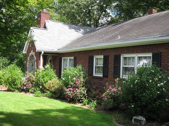 3rd image of 406 Henrietta Ave E