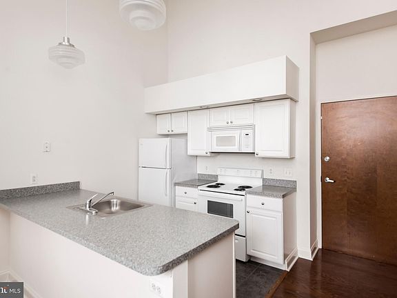 3rd image of 1001-13 Chestnut St #706W