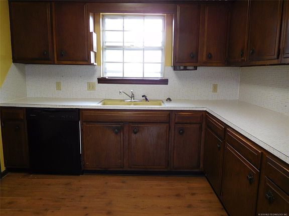 4th image of 909 E Pierce Ave