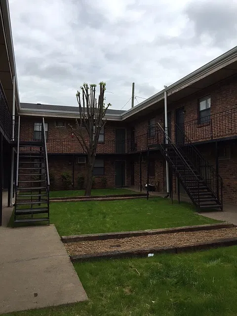 West Wind Apartments — Photo 1
