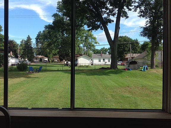 4th image of 914 Brushwood Ave
