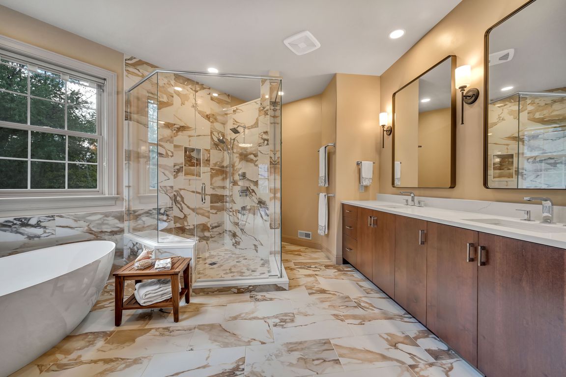 028-Main Ensuite Bathroom