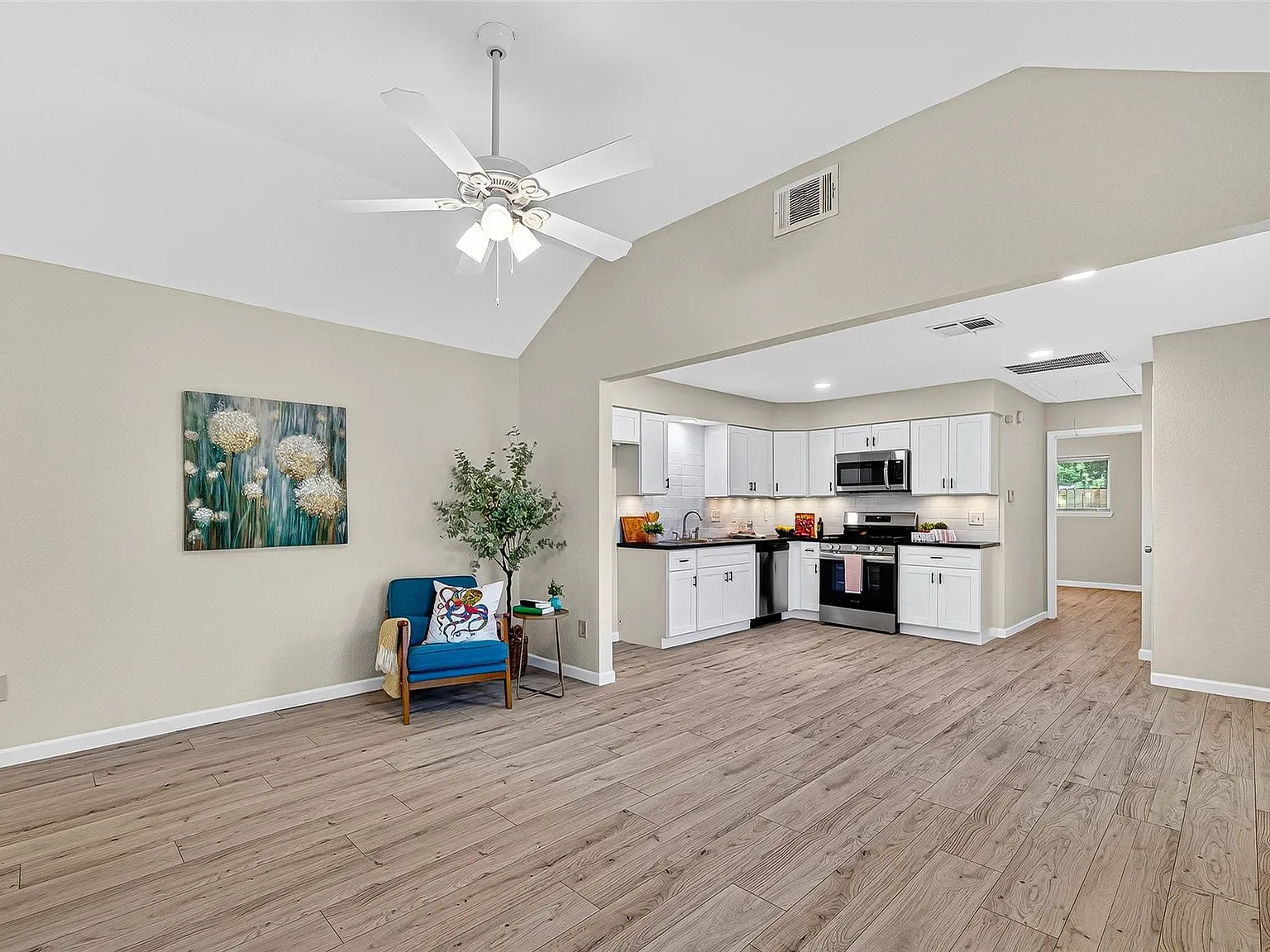3 bed, 2.0 bath, 1072 sqft, $1,700 — Photo 2