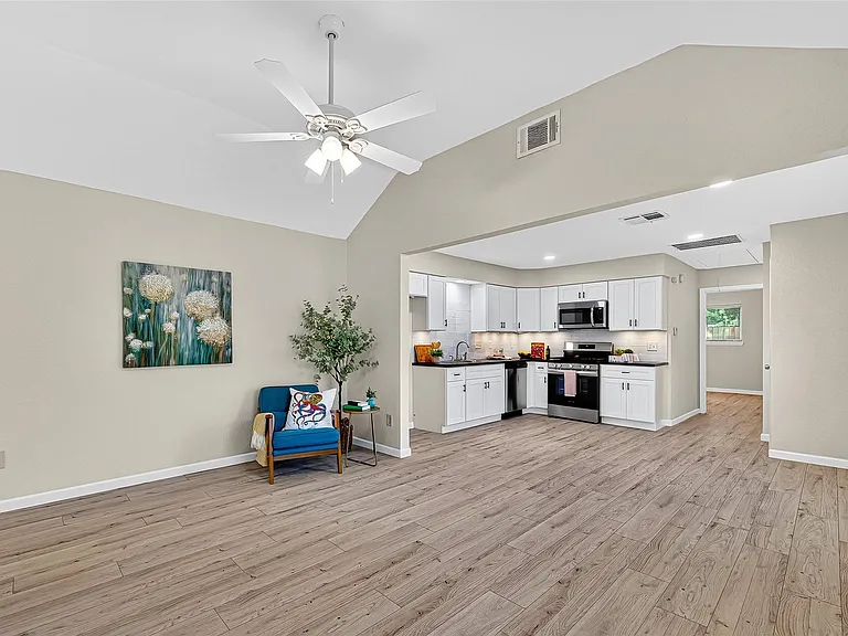 13822 Northlake Dr — Photo 2