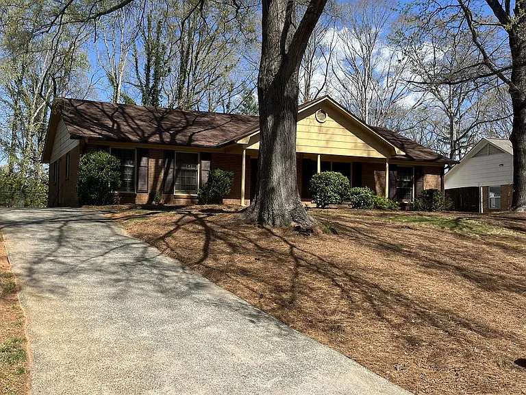 906 McLaughlin Dr — Photo 2