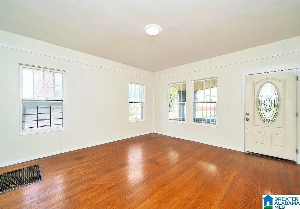 3 bed, 1.5 bath, $1,300 — Photo 4