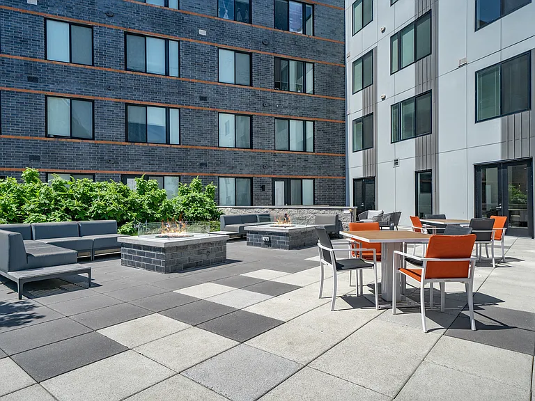 19 East — Photo 12