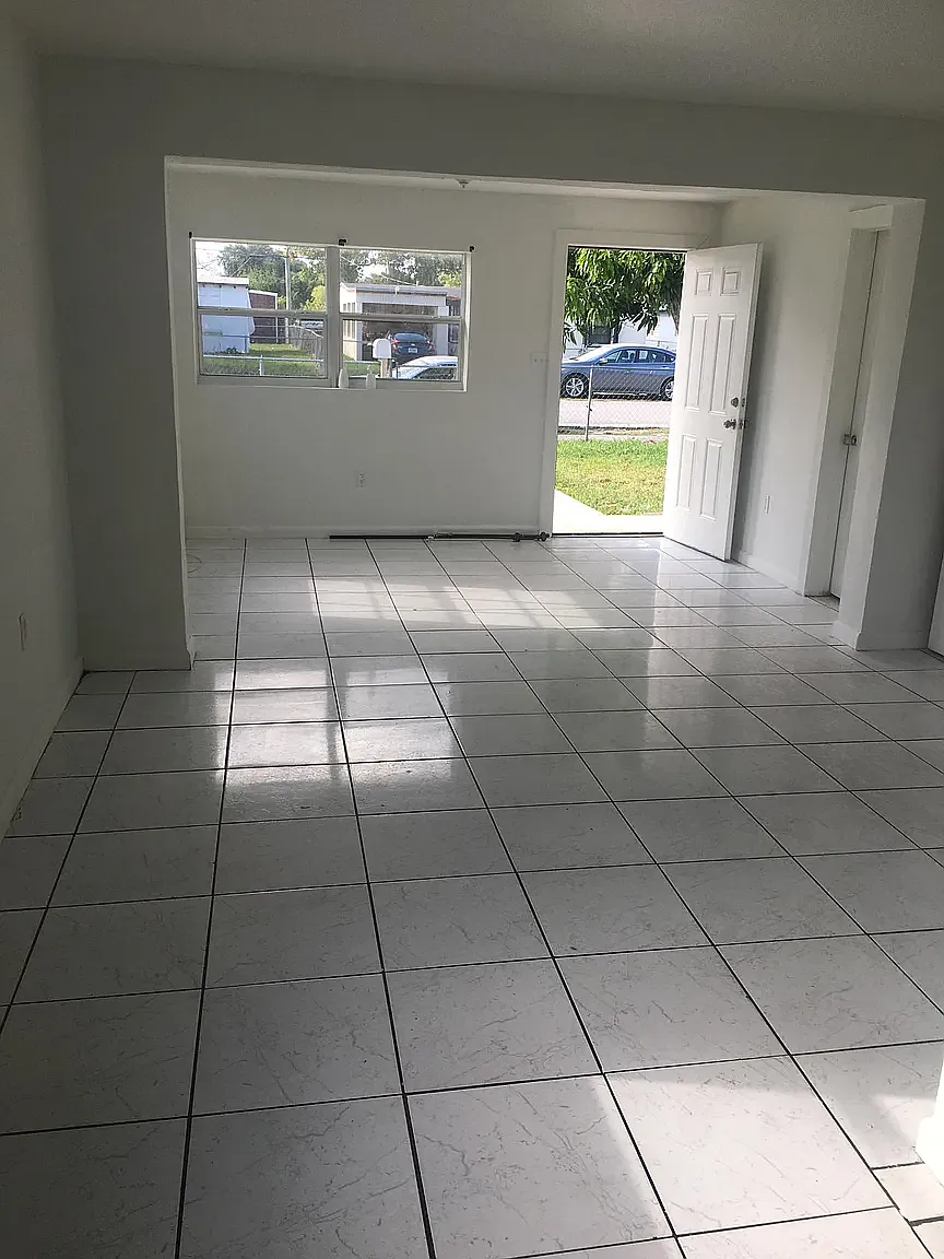 3 bed, 972 sqft, $2,200 — Photo 3