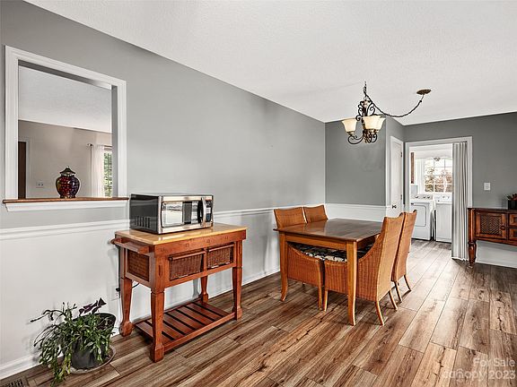 4th image of 906 Greenwood Pl