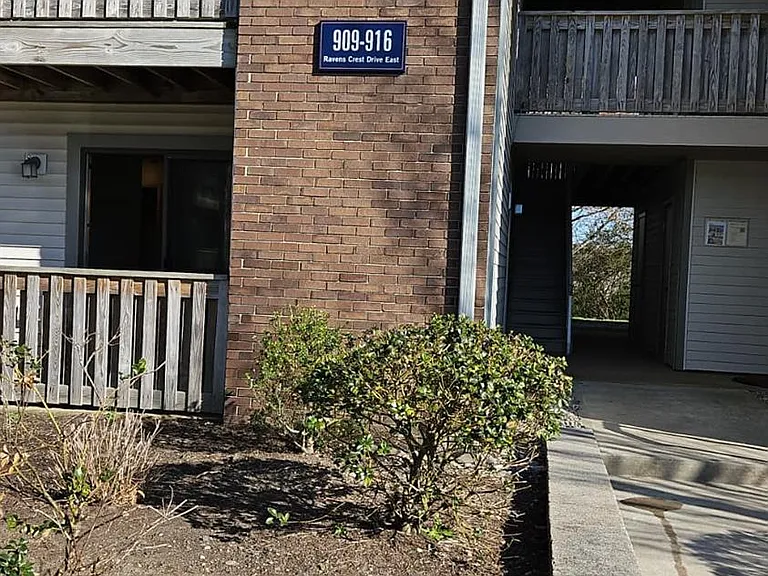 909 Ravens Crest Dr — Photo 2