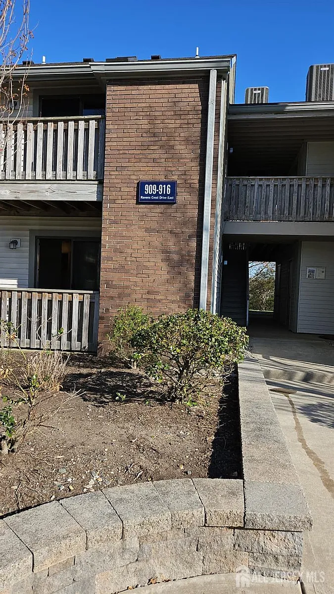 Building Photo - 909 Ravens Crest Dr
