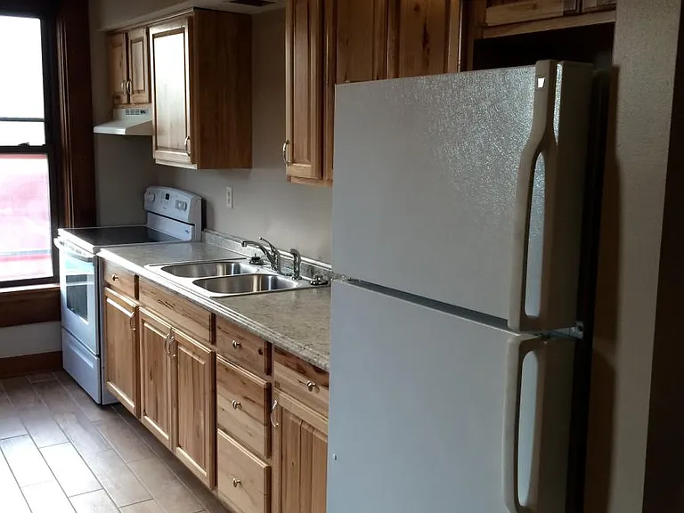 118 Green St #UPPER — Photo 3