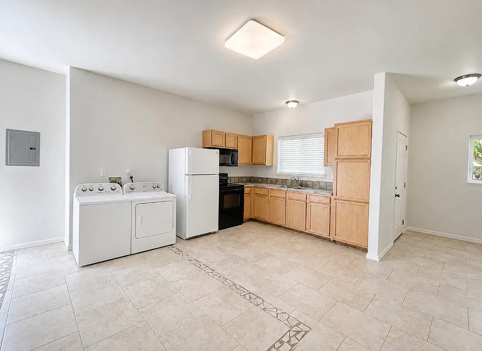 528 Texas St NE #4