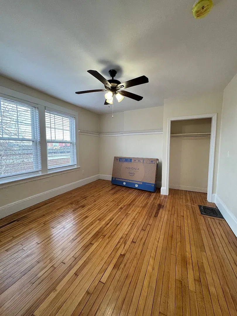 7 Bed 4 Bath Near Bu — Photo 2