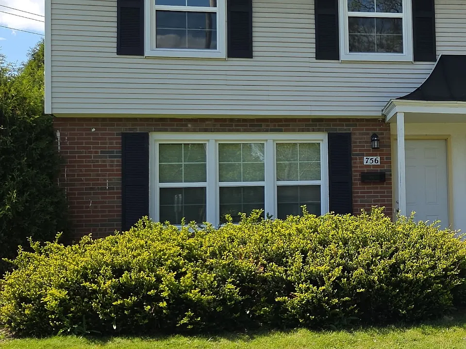 702-756 Odana Ln