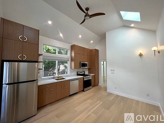 4th image of 145 Van Ness Ave #A