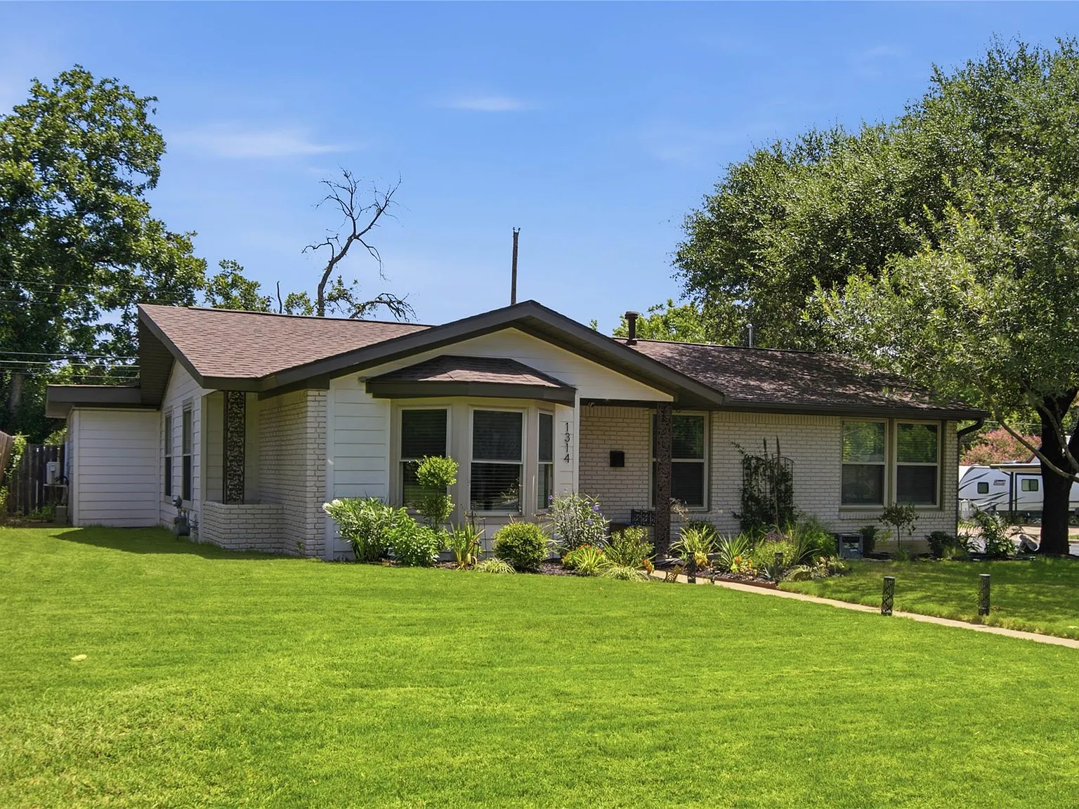3 bed, 2.0 bath, 1585 sqft, $3,500 — Photo 3