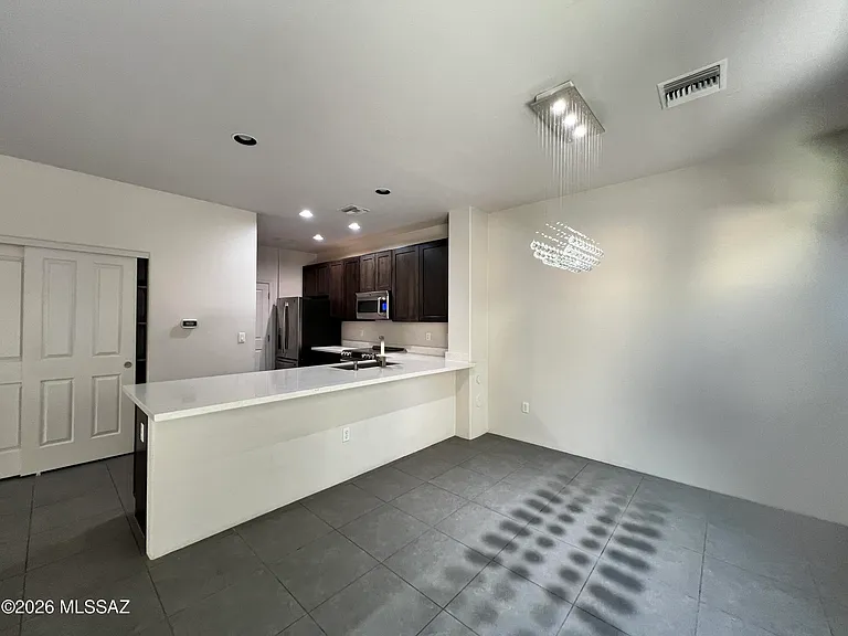 391 E Calderwood Rd — Photo 2