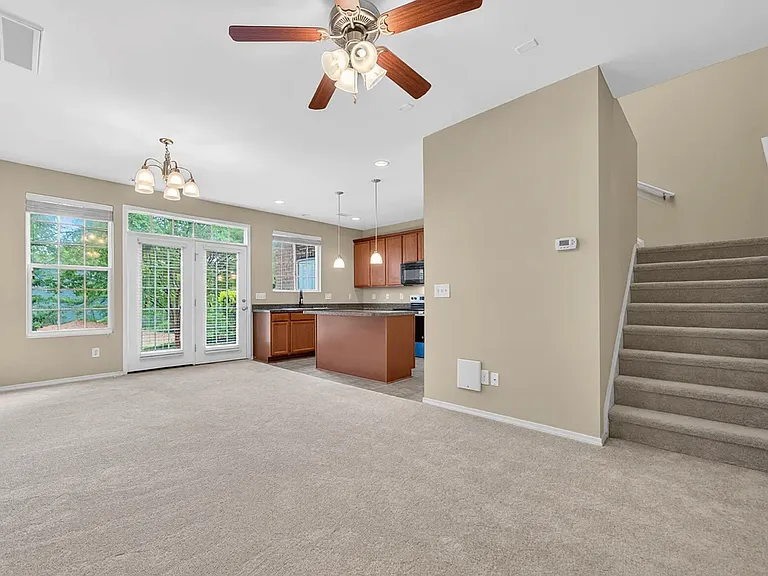 412 Longchamp Ln — Photo 11
