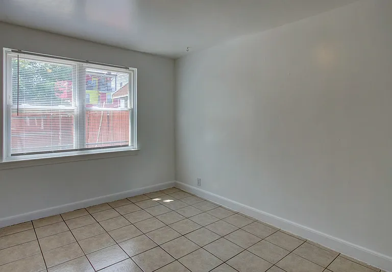730 E Madison St — Photo 5