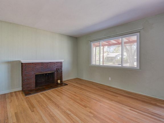 3rd image of 1726 Solano Dr NE