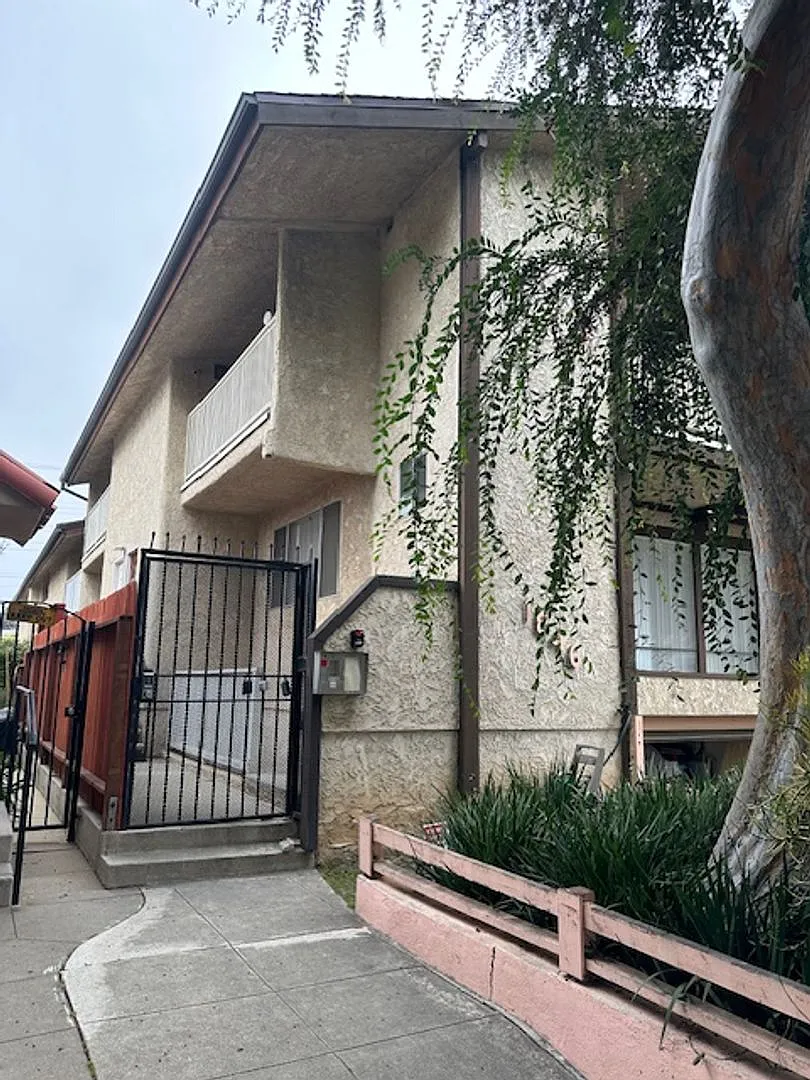 Beautiful 2bed + 2bath Condo located on a Mature Tree-lined Street in the Heart of Santa Monica. — Photo 2