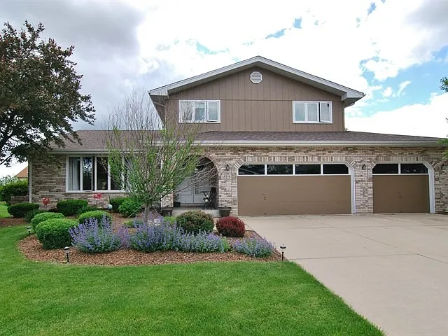 18716 Dickens Dr photo 1