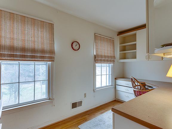 5th image of 722 Lawton St