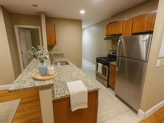 4th image of 72 Egmont St #7