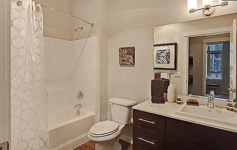 MOTIF APTS — Photo 6