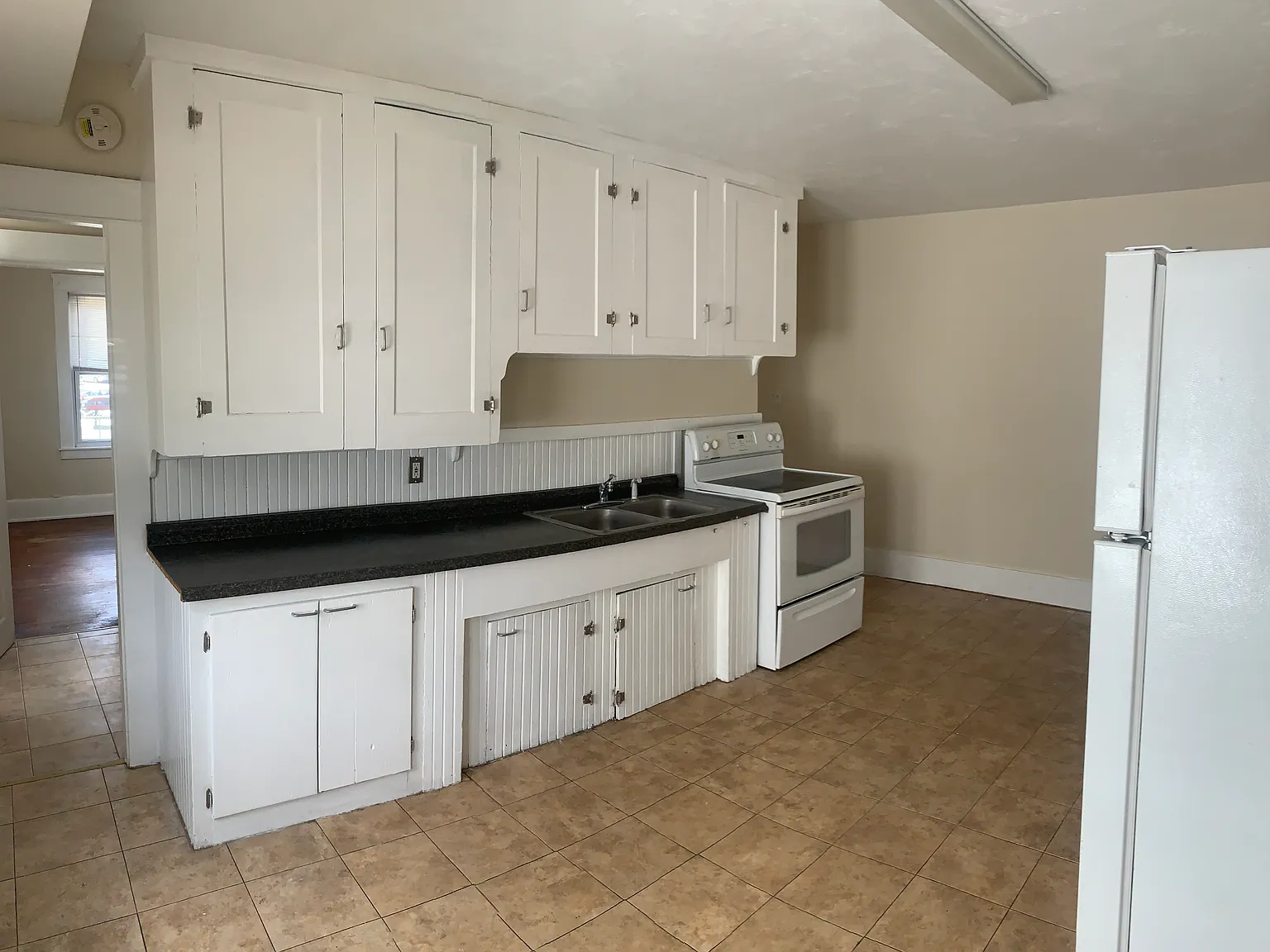 2 bed, 700 sqft, $1,792 — Photo 2