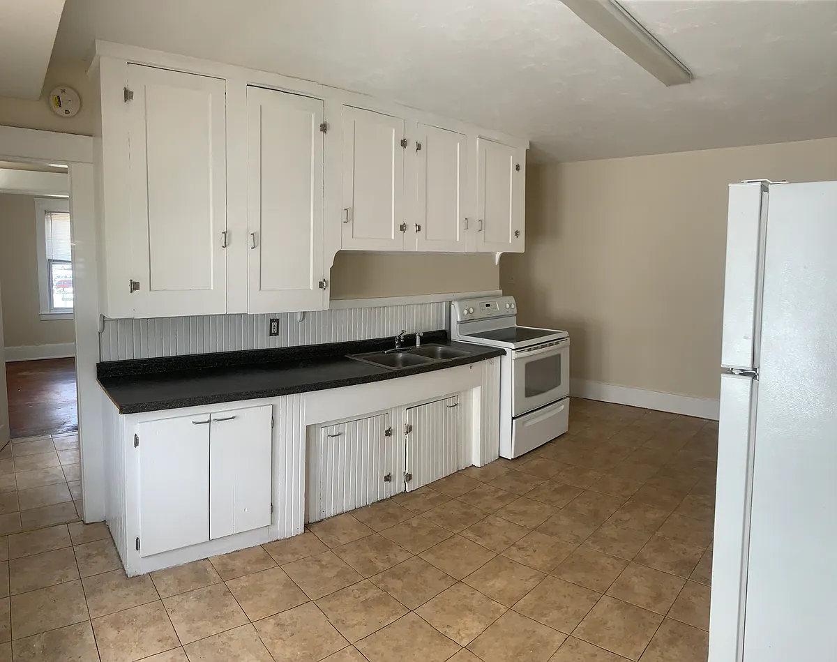 Building Photo - 2 N Main St #2L