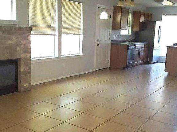 3rd image of 1402 Somerset Dr