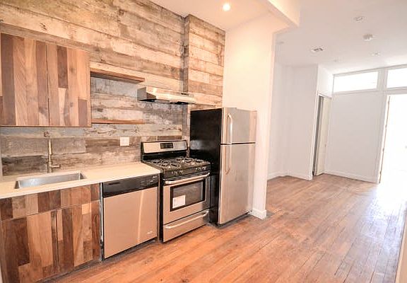 4th image of 315 Melrose St