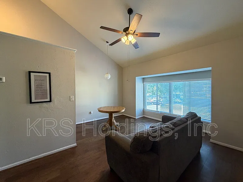 2 bed, 2.0 bath, 910 sqft, $1,695 — Photo 2