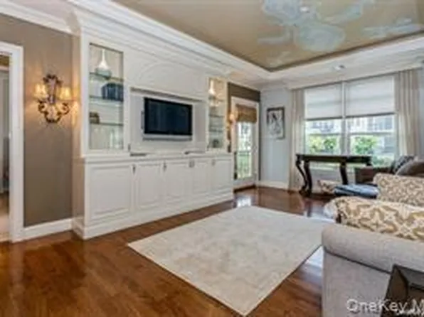 1105 Roosevelt Way, Westbury, NY 11590