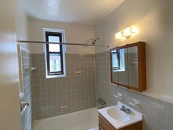 5th image of 180 E 17th St APT 401
