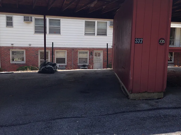 323-349 E Walnut St — Photo 7