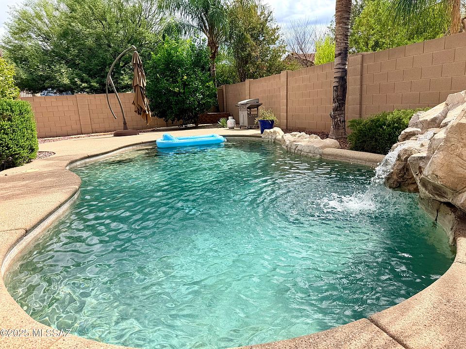 1st image of 967 W Thornbush Pl