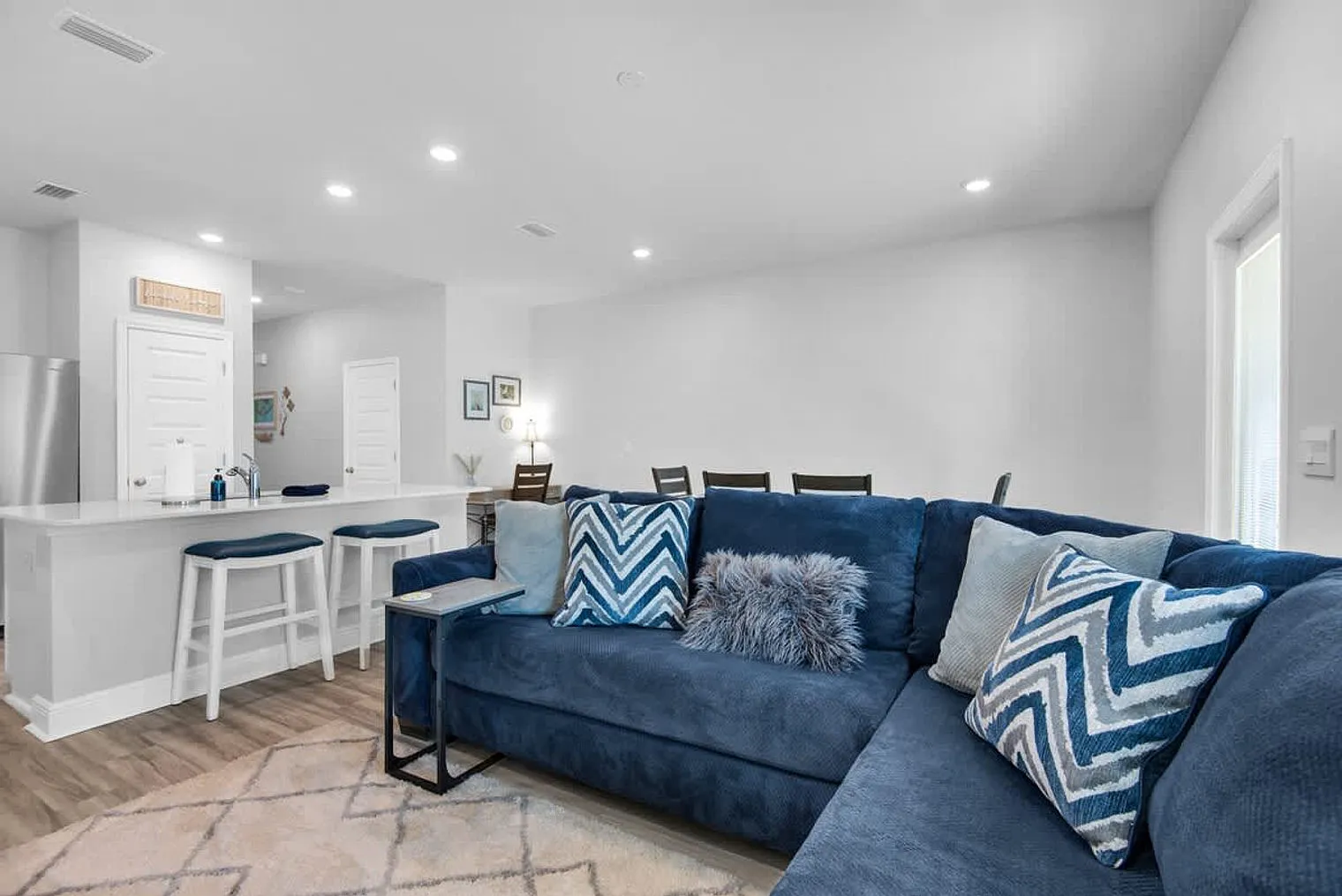 3 bed, 2.0 bath, 1528 sqft, $3,574 — Photo 2