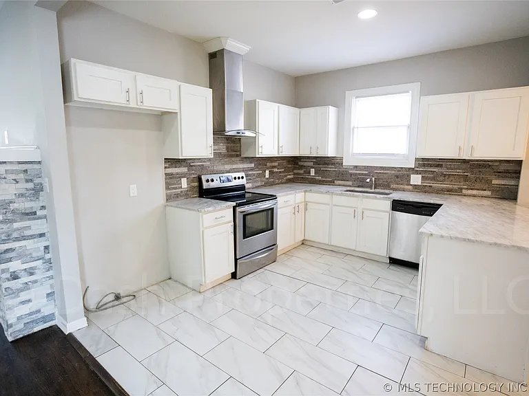 2604 E 7th St S — Photo 14