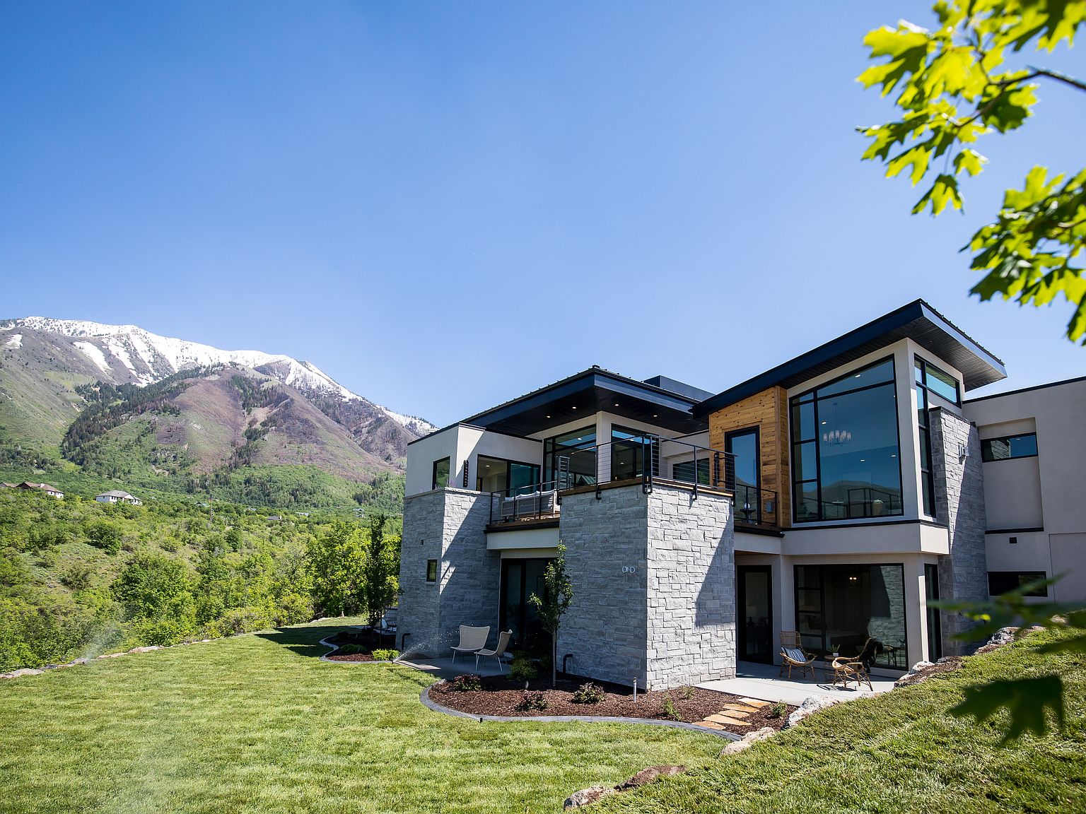 洋書 Mountain Houses Mountain Home Built by Combining and Connecting Two