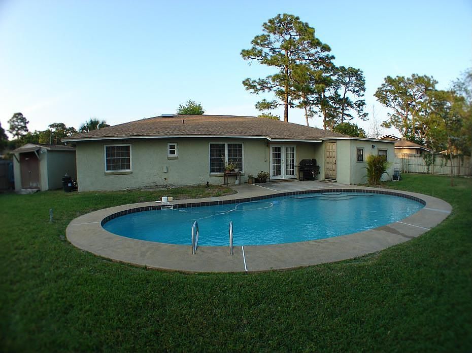 Backyard & Swimming Pool