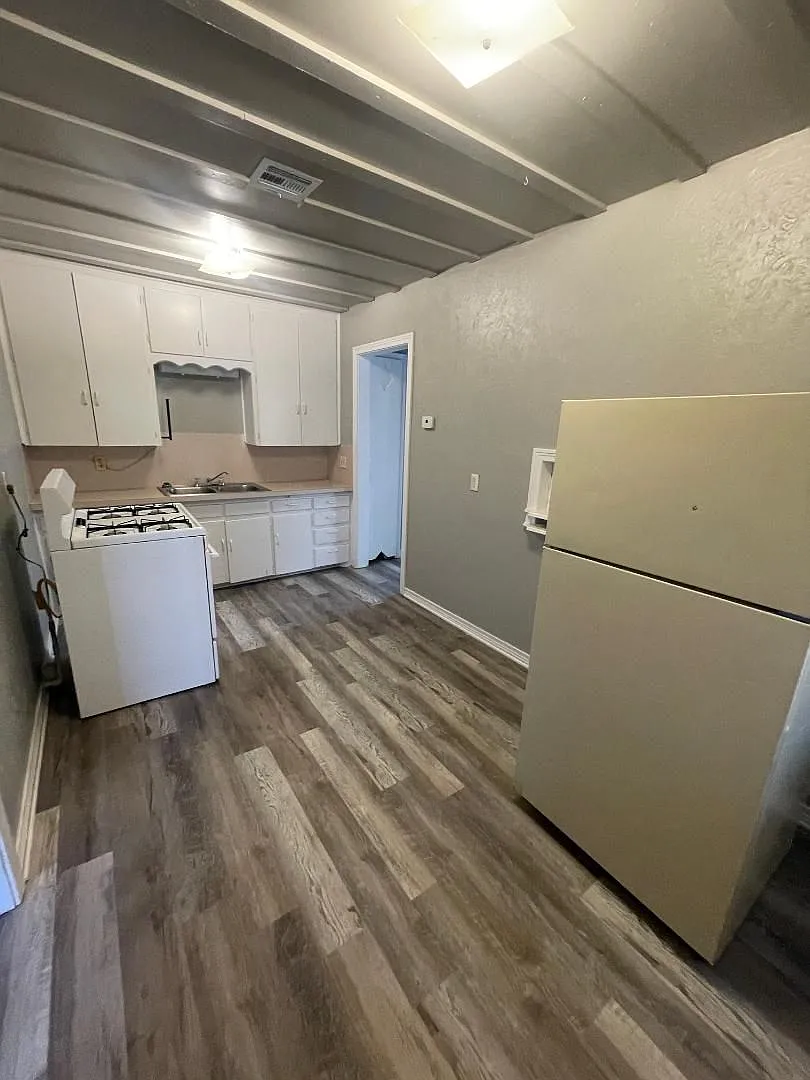 1 Bedroom 1 Bathroom Duplex For Lease Now! — Photo 4